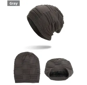 Detailed view of the dark grey knitted beanie with thick fleece lining and grid pattern