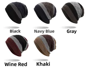 Détail de bonnets en tricot à rayures multicolores et motifs de losanges en cinq coloris