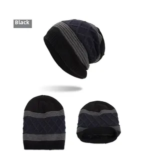 Détail du bonnet d'hiver avec tricot en losanges noirs et doublure polaire chaude