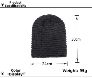 Detaillierte Größenangaben der dunkelbraunen Strickmütze mit 30 cm Höhe und 24 cm Breite