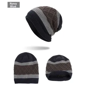 Vue détaillée du bonnet en maille bleu marine à losanges avec doublure polaire chaude