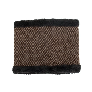 Scaldacollo invernale in maglia marrone con bordo in ecopelliccia nera su sfondo bianco