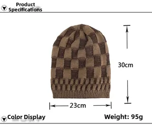 Détail du bonnet en tricot à damier avec bord côtelé et dimensions de 23cm par 30cm