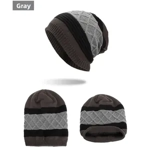 Détail du bonnet tricoté gris à motifs losanges avec une doublure en polaire noire