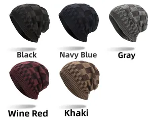 Bonnets d'hiver en tricot avec motifs à carreaux présentés dans un ensemble de cinq couleurs