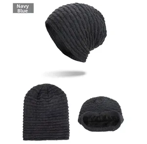 Details einer dunkelblauen Strickmütze mit weichem schwarzem Fleecefutter für den Winter