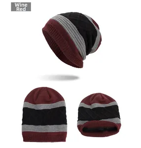 Détail du bonnet en tricot bordeaux avec motif en losange et doublure en polaire noire