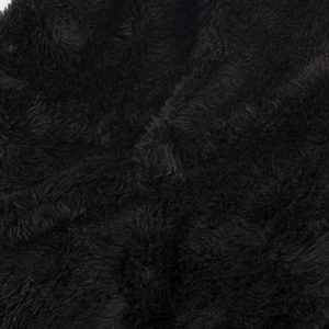 Primo piano dello scaldacollo in finta pelliccia nera con morbido peluche per l'inverno