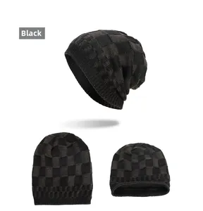 Détails de ce bonnet en tricot à carreaux noirs avec doublure en polaire douce et chaude