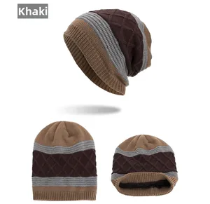 Vue détaillée du bonnet en maille kaki avec doublure polaire chaude et motif rayé