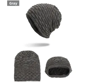 Detailansicht der grauen Strickmütze mit dem warmen Innenfutter aus schwarzem Fleece