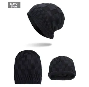 Détail du bonnet en maille bleu marine à carreaux avec doublure en polaire noire chaude