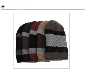 Détails de cinq bonnets en tricot d'hiver avec textures en losange et rayures