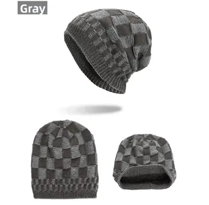 Détail du bonnet en maille à carreaux gris avec doublure polaire chaude et bord côtelé