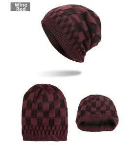 Détails du bonnet en tricot bordeaux à carreaux avec doublure épaisse en polaire noire