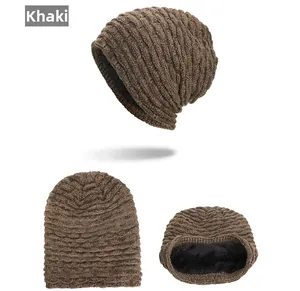 Khaki Strickmütze mit warmem schwarzem Fleece-Futter und grober Strickstruktur im Detail