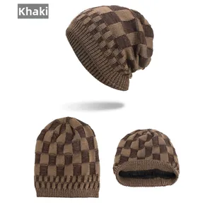 Trois vues du bonnet en tricot à carreaux kaki avec doublure polaire chaude et revers