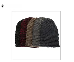 Detailansicht von fünf verschiedenfarbigen Strickmützen mit gewellter Textur für den Winter