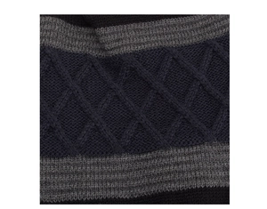 Gros plan sur le motif en losange de ce bonnet d'hiver en tricot avec coutures gris marine