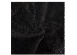 Detailaufnahme des dicken schwarzen Fleecefutters der gestrickten Wintermütze