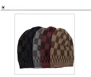 Détails de cinq bonnets en maille à carreaux en marron, bleu, gris, bordeaux et beige clair