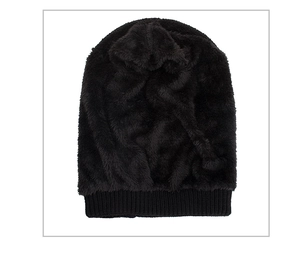 Détail d'un bonnet en maille peluche noire avec texture fausse fourrure et bord côtelé