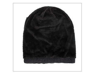 Detail des weichen schwarzen Fleecefutters in der Strickmütze für extra Winterwärme