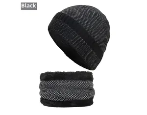 Dettaglio del set berretto in maglia e scaldacollo nero con calda fodera in pile