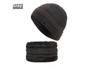 Dettaglio del set cappello e scaldacollo grigio in maglia con calda fodera in pile