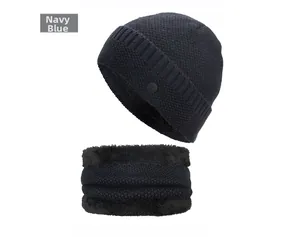 Dettaglio del set cappello in maglia blu navy e scaldacollo con fodera in pile