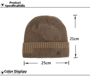 Bonnet en tricot à carreaux marron posé à plat avec dimensions 25cm par 21cm en détail