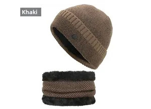 Dettaglio del set invernale in maglia kaki con fodera in pile nero spessa e calda