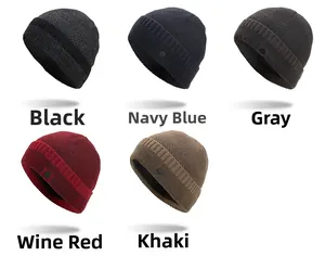 Mise à plat de bonnets en tricot en cinq couleurs dont noir, marine, gris, bordeaux et kaki
