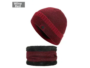 Set invernale con berretto in maglia bordeaux e scaldacollo foderato in pile