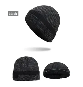 Détail du bonnet en tricot noir avec doublure polaire épaisse et bord côtelé pour l'hiver