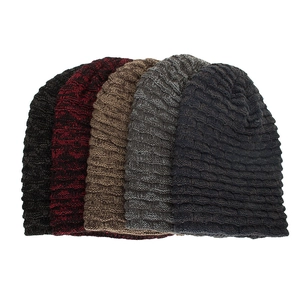 Set aus fünf fleecegefütterten Strickmützen in verschiedenen Farben mit Streifenmuster