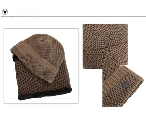 Dettaglio di cappello in maglia e scaldacollo invernale con fodera in pile e bottoni