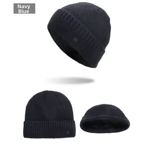 Vue détaillée du bonnet en maille bleu marine avec doublure polaire épaisse d'hiver