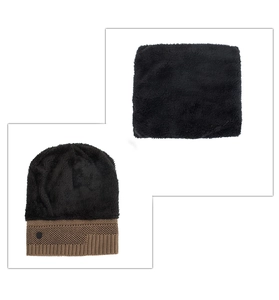 Dettaglio del set cappello invernale in maglia e scaldacollo in pile in nero e marrone