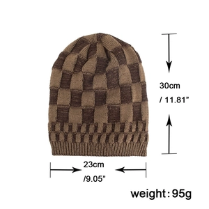 Bonnet en tricot à carreaux pour hiver tons marron avec dimensions et poids indiqués