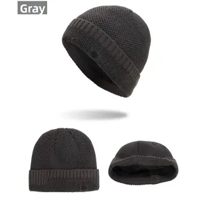 Détail du bonnet en maille gris avec doublure polaire chaude et bouton décoratif rond