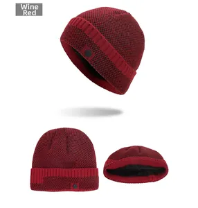 Détail du bonnet en tricot bordeaux avec doublure polaire chaude et bouton noir