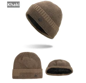Détails du bonnet en tricot kaki avec doublure polaire noire chaude et bouton décoratif