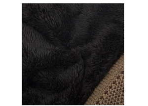 Détail du bonnet en tricot marron avec une doublure chaude en polaire sherpa noire