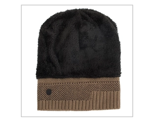 Détail du bonnet d'hiver en tricot avec fausse fourrure noire et motif de tissage marron