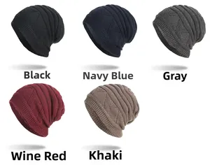 Bonnets tricotés thermiques avec doublure polaire en cinq couleurs sur fond blanc