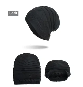 Vue détaillée du bonnet en tricot noir avec doublure polaire et motif en losange
