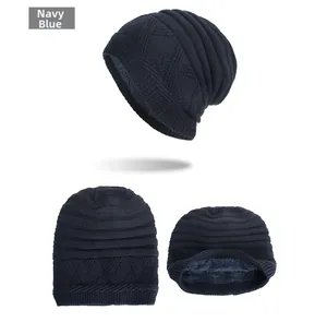 Détail du bonnet en tricot bleu marine avec doublure polaire épaisse et texture rayée