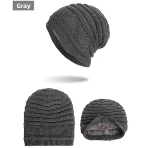 Gros plan d'un bonnet tricoté gris foncé avec doublure polaire et motifs tissés