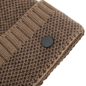 Bonnet en maille d'hiver marron foncé avec bouton noir décoratif et doublure épaisse